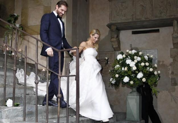 tomaso-e-michelle-scendono-le-scale-mano-nella-mano