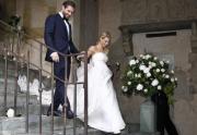 tomaso-e-michelle-scendono-le-scale-mano-nella-mano